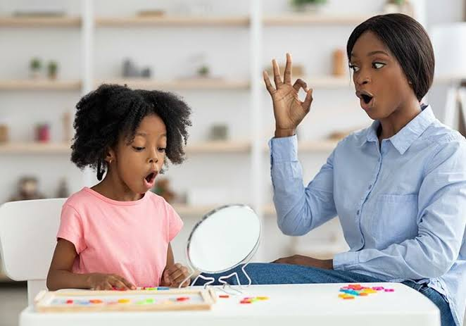 Ilustrasi pendamping dan anak melakukan aktivitas latihan ekspresi dan komunikasi